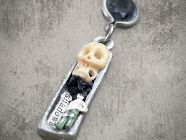 Shadows open locket pendant
